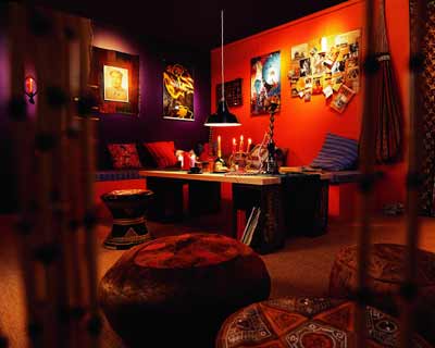 Hippie rum med Marrokko puder, Mao plakat, vandpibe,